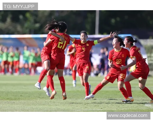 足球明星与女生卷腹训练的完美结合展现力量与美丽的瞬间